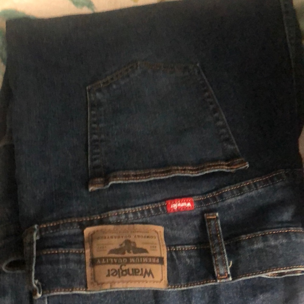 Wrangler Mens 42/32 dark denim jeans